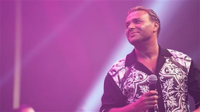 رفع شعار كامل العدد.. رامي صبري يتألق في حفله بدبي (صور)