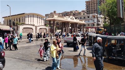 حملة موسعة لإزالة الفوضى أمام محطة حلوان.. والأهالي يعبرون عن فرحتهم (صور)