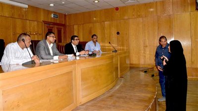 نائب «محافظ الأقصر» يفحص شكاوى ومطالب المواطنين خلال اليوم المفتوح (صور)