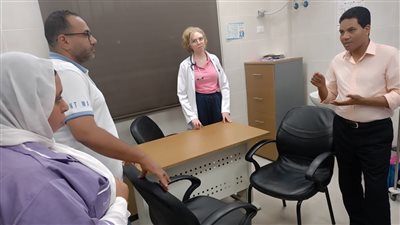 بالصور.. «وكيل الصحة» يتفقد سير العملية الطبية بالمنشآت الصحية في الأقصر