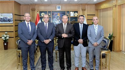 رئيس جامعة المنصورة يكرم الدكتور خالد المهدي مدير عام الإدارة الطبية 