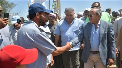 محافظ بورسعيد يستمع لمطالب الأهالي ويستجيب لعدد منها