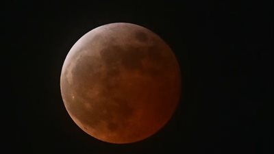 ما هو القمر الدامي؟ ومتى يظهر؟