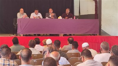 رئيس «مدينة أرمنت» يستعرض شكاوى الأهالي في اليوم المفتوح بالأقصر (صور)