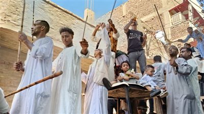 بالصور.. خروج المئات فى مسيرة حاشدة احتفالًا بالمولد النبوي بالأقصر