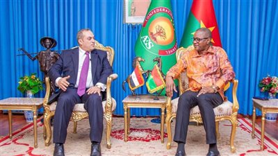 محمد الغزاوي سفير مصر في بوركينا فاسو يجتمع بالجالية المصرية لتنسيق لقاء مع المنتخب الوطني