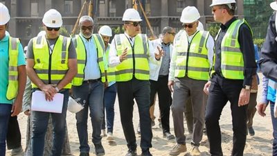 وزير قطاع الأعمال العام يتفقد مشروع إحياء فندق الكونتيننتال التاريخي بوسط القاهرة