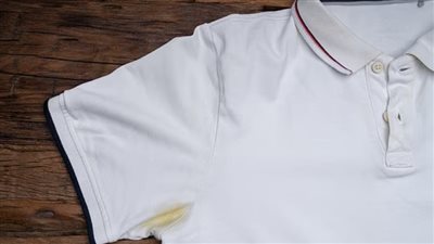 كيف يتم تنظيف الملابس من البقع الصفراء بأضواء الليد؟