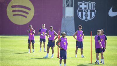 نجم برشلونة السابق يدخل اهتمامات الشباب السعودي