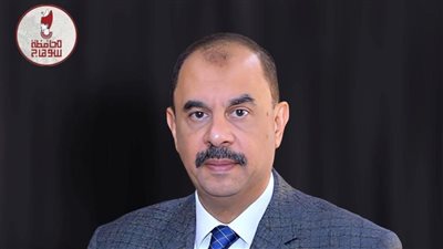 محافظ سوهاج يعلن توقيع عقود تأجير وحدتي إنتاج الملابس وتصنيع الورق بالمجمع الصناعي