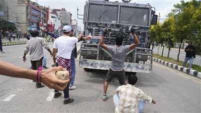 بسبب حجب مواقع إخبارية ومنصات اجتماعية.. جيل «زد» يحرق نيبال 