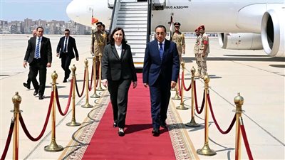 رئيس الوزراء يستقبل نظيرته التونسية بمطار القاهرة الدولي