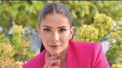 بعد توقف عامين.. منى زكي تعود لـ«طالع نازل»