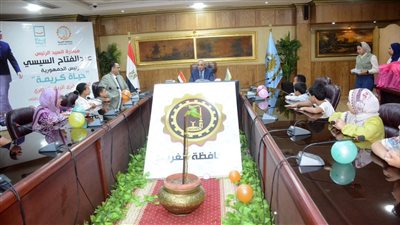 محافظ الغربية يسلم الزي المدرسي ويسدد المصروفات لـ35 طالبًا من أبناء الأسر الأولى بالرعاية