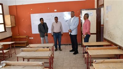 محافظ أسوان يكافئ مدير مدرسة الشيخ عامر الابتدائية الجديدة لهذا السبب