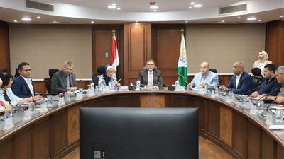 محافظ الجيزة يبحث المخططات العامة لتطوير عزبة الصفيح والمدخل الجنوبي
