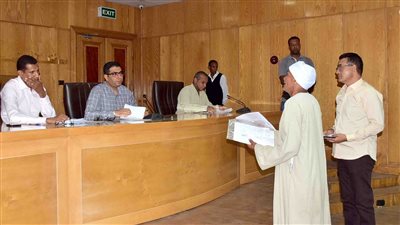 بالصور.. «نائب المحافظ» يستعرض شكاوى المواطنين في اليوم المفتوح بالأقصر