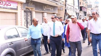 محافظ دمياط يتابع ميدانيًا أعمال رصف شارع الحربى بالأسفلت خلال زيارته
