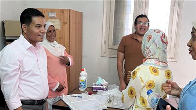 بالصور.. «وكيل الصحة» يتفقد انتظام العمل بالقوافل الطبية بالأقصر