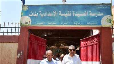 محافظ أسوان يتفقد عددًا من مدارس كوم أمبو لمتابعة الجاهزية التعليمية 