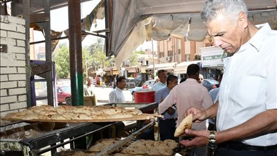 محافظ أسوان يفاجئ أحد المخابز البلدية بكوم أمبو للتأكد من جودة الخبز وتوافره للمواطنين