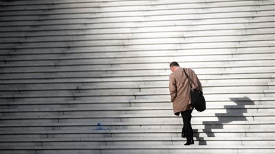 صعود السلالم.. كم درجة تحتاج لصعودها يوميًا لتحسين صحتك؟