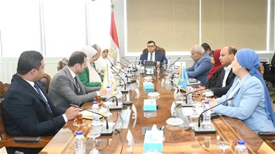 وزير الإسكان يتابع ضوابط ومعايير الإعلانات على الطرق العامة والمحاور