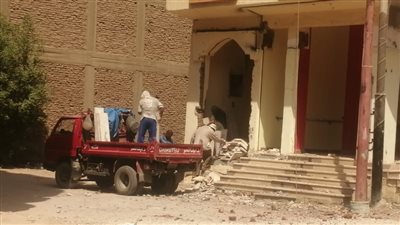 «مدينة الأقصر» تنفذ قرار إزالة عقار آيل للسقوط بحوض 18 (صور)