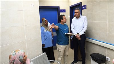 محافظ أسوان يرصد شكاوى المواطنين بمركز طب الأسرة أثناء زيارة مفاجئة 