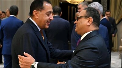 رئيس الوزراء يكرّم الأمين العام السابق للمجلس ويهنئ الأمين الجديد بتوليه المسئولية