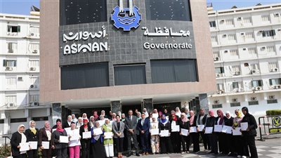 محافظ أسوان يشهد الحفل الختامى لتكريم القيادات النسائية