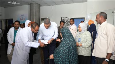 محافظ أسوان يتفقد مركز الأورام ويطمئن على مستوى الخدمات الطبية المقدمة للمرضى