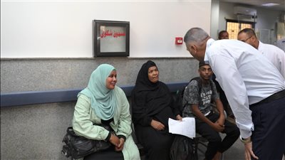 محافظ أسوان يتدخل لحل العديد من الشكاوى الجماهيرية فى المستشفى