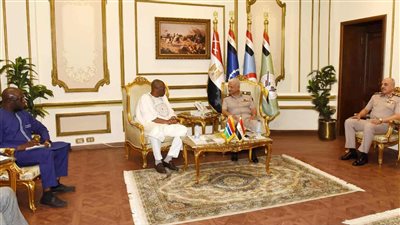 وزير الدفاع يبحث مع نظيره الجامبي سبل تعزيز التعاون العسكري