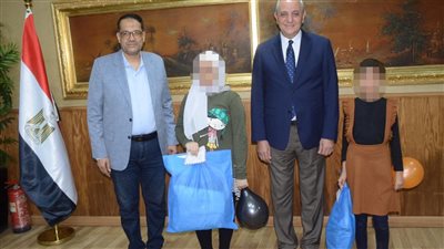 محافظ الغربية يسلم 35 طالبا من الأسر الأولى بالرعاية الزي المدرسي ويسدد المصروفات