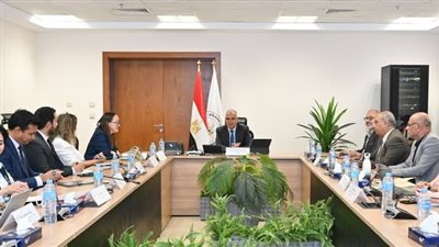 «سويلم» يبحث مع مدير البنية التحتية ببنك التنمية الأوروبي تعزيز التعاون في مجال المياه