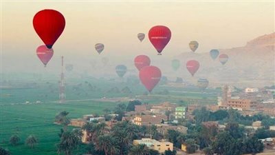 تحليق 50 رحلة بالون طائر فوق سماء الأقصر بالبر الغربي