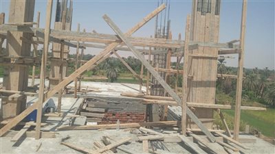 إيقاف أعمال بناء مخالف دون ترخيص ومصادرة مواد البناء بالأقصر (صور)