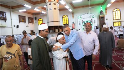 محافظ أسوان يؤدى صلاة الجمعة بمسجد المطار ويستمع لمطالب المواطنين