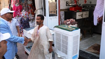 محافظ أسوان يجري زيارة مفاجئة لعدد من محلات الجزارة والصيدليات