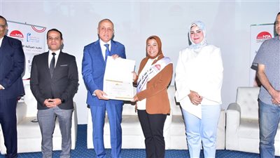 «محافظ الأقصر» يشارك في تسليم شهادات التخرج لـ40 سيدة (صور)