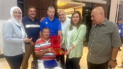 رئيس الاتحاد الأفريقي للكرة الطائرة تكرم محمد صالح الشكشاكي خلال بطولة إفريقيا للشباب بالقاهرة