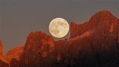 دراسة مذهلة تكشف ابتعاد القمر عن الأرض