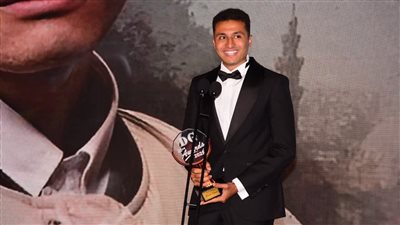 مصطفى عماد يهدي تكريمه في 