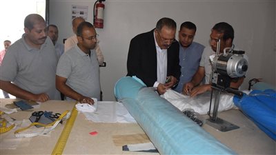 بالصور.. رئيس «مياه الأقصر» يتفقد ورشة تصنيع ملابس العاملين بالشركة