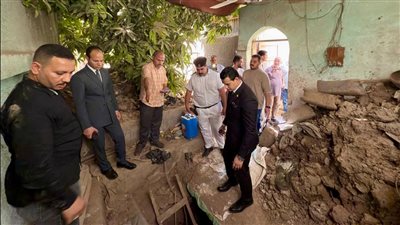 النيابة الإدارية بقنا تعاين مكان التنقيب عن الآثار في مكتب صحة دشنا| صور