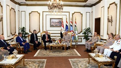 وزير الدفاع يبحث مع نظيره البوسني تعزيز التعاون العسكري