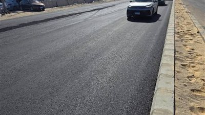 بدء أعمال الرصف بالأسفلت بمشروع تطوير طريق 