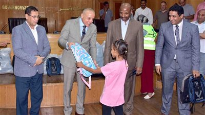 بالصور.. توزيع 1000 شنطة مدرسية علي الطلاب بمحافظة الأقصر