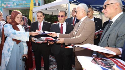 رئيس جامعة المنيا يستقبل الطلاب بالهدايا في أول أيام العام الجامعي الجديد 